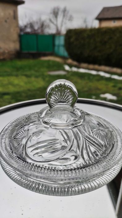 Бонбониера на крачета -кристално стъкло-красив релеф