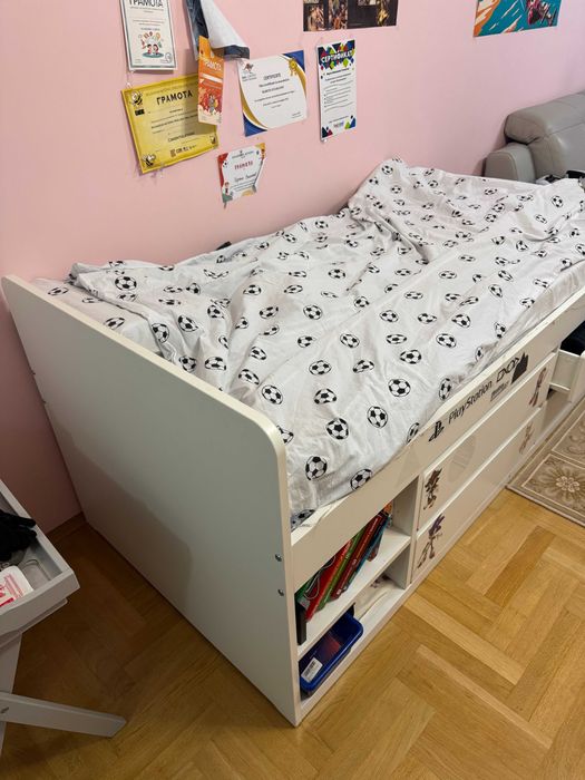 Продавам легло с чекмеджета