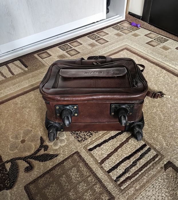 Кожаная сумка на колёсах