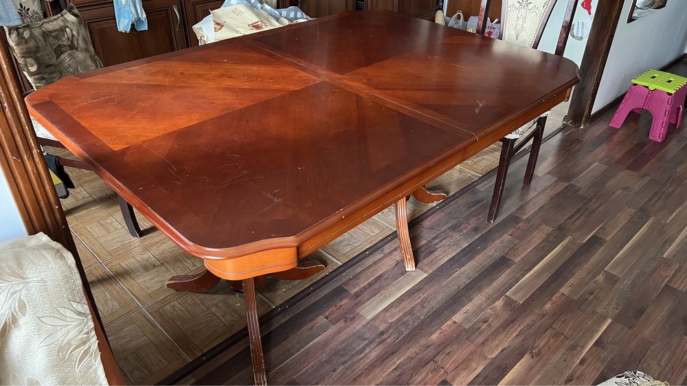 Срочно продам стол для гостиной