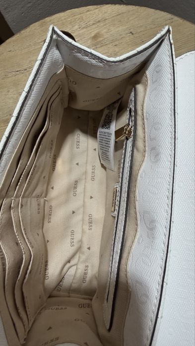 Бяла чанта Guess