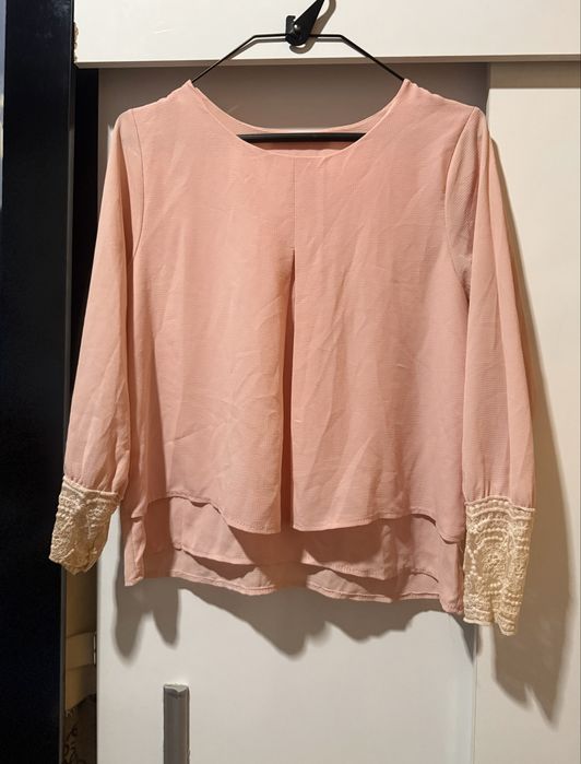 Разнообразни дамски дрехи – различни размери S–L