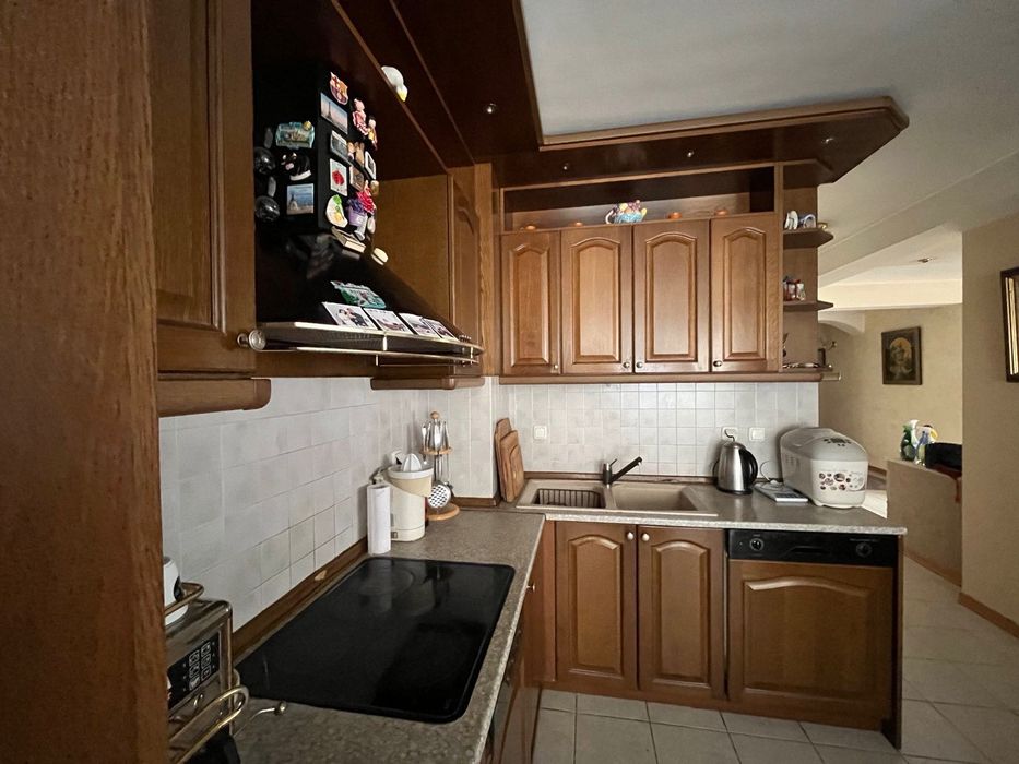 Гръцка кухня( 5,4 м.) с бар (1,8 м.) с  врати от масивна дъбова рамка