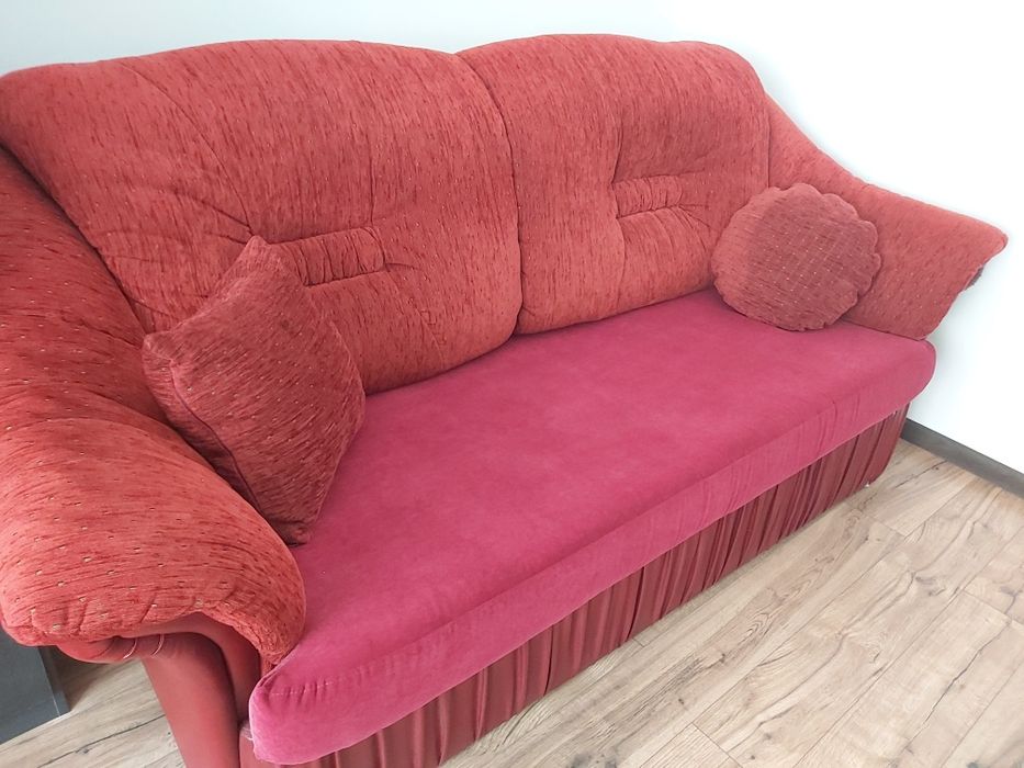 Vând canapea foarte frumoasa, model REGAL, culoarea visinie