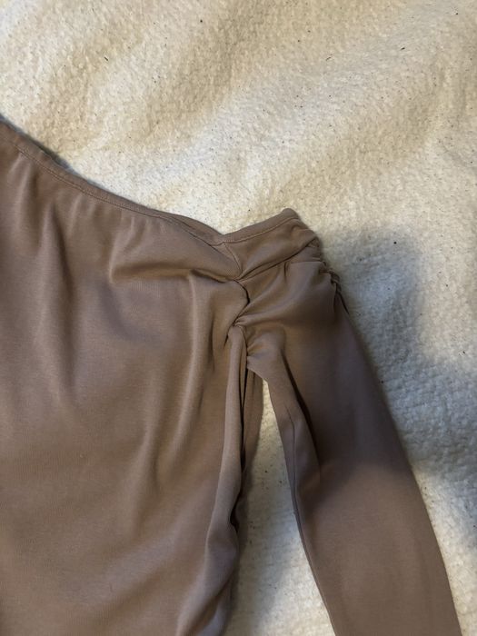 Bluza Zara, model pe un umar!