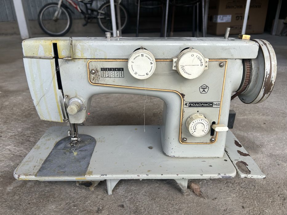 Швейная машина с тумбой