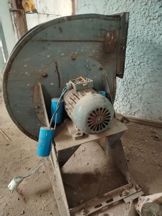 Продам вытяжку срочна