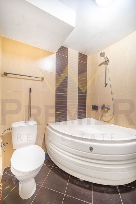 Многофункционална къща с осем апартамента подземен паркинг и морска п