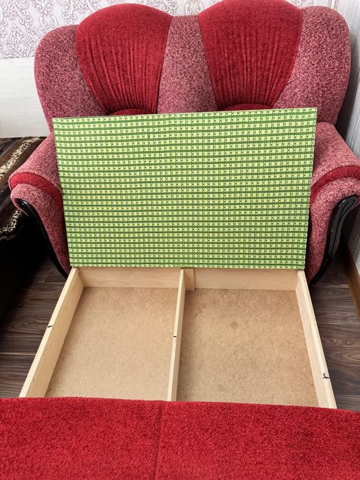 Красный маленький диван