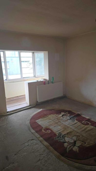Vand apartamnet cu 3 camere in Bârlad zona gari aproape de scoala 11 apartament semidecomand pret 67 mii€ putin negociabil ata