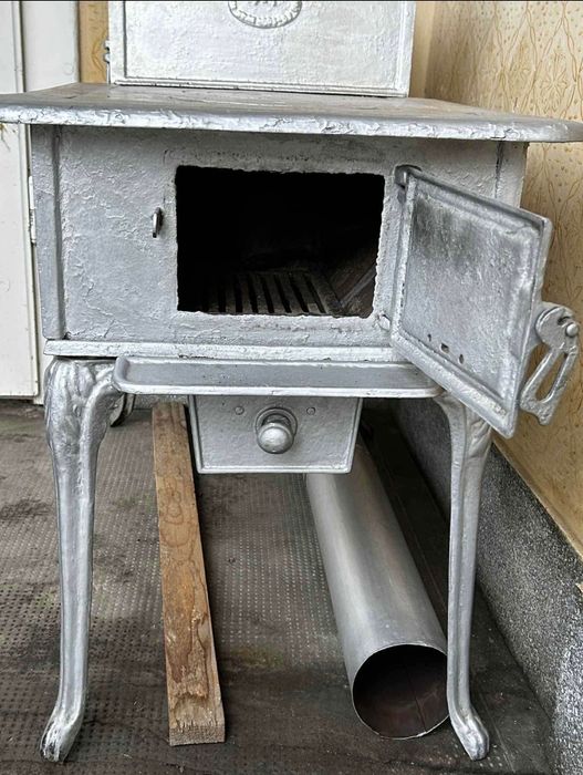 Sobă veche din fontă