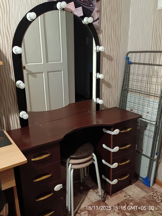 Продам туалетный столик