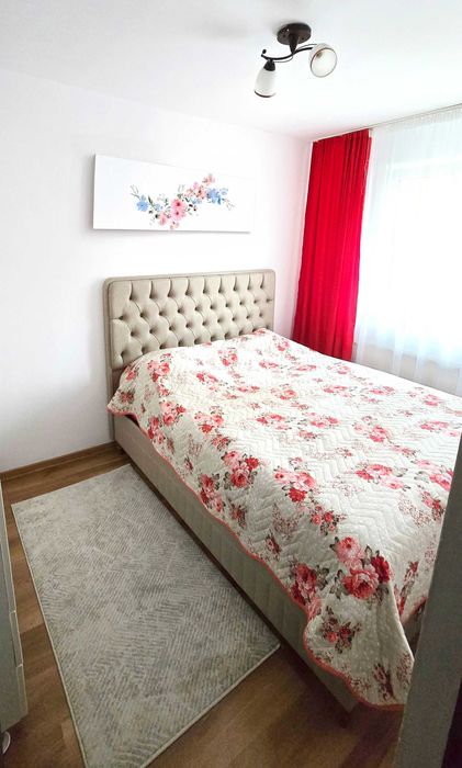 Vand apartament 4 camere (transformat în 3 camere) etaj 1/4 zona Vest