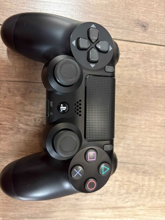 PS4 Pro 1TB CUH-7216B + 2 контролера + 2 игри