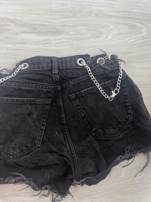 Bershka черни дънкови къси панталонки с верига размер EUR 32