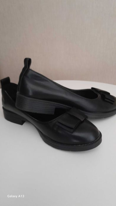 Продам для девочки туфли