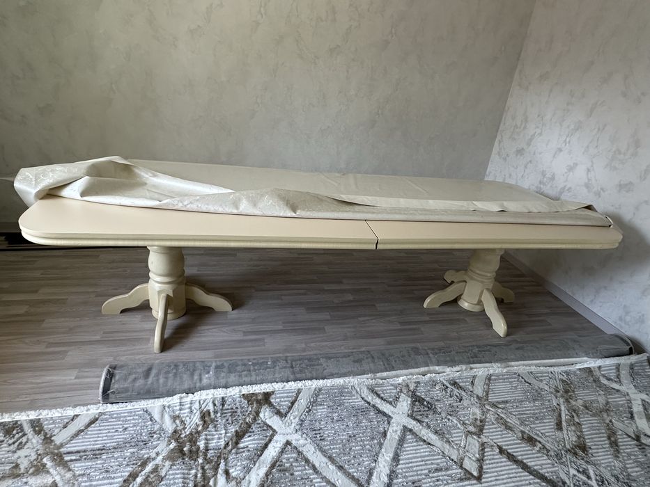 Стол большой, может увеличиваться