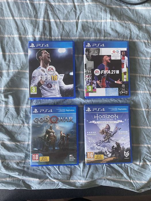 PlayStation 4 (PS4) с 2 контролера и 8 игри