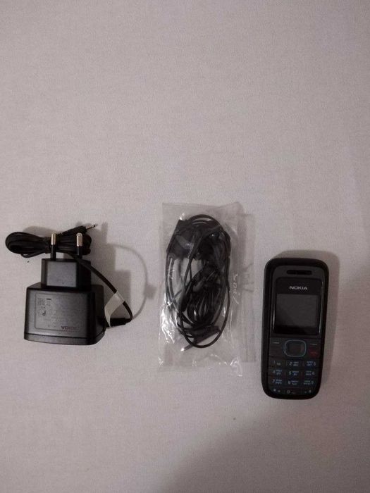 Телефон Nokia със слушалки и зарядно