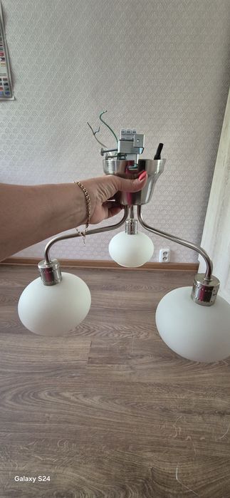 Продам люстру 3-х рожковую.