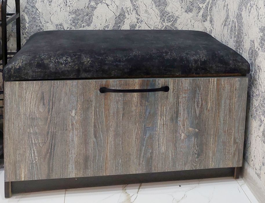 Mebel dlya prixojey v xoroshim sostoyanii