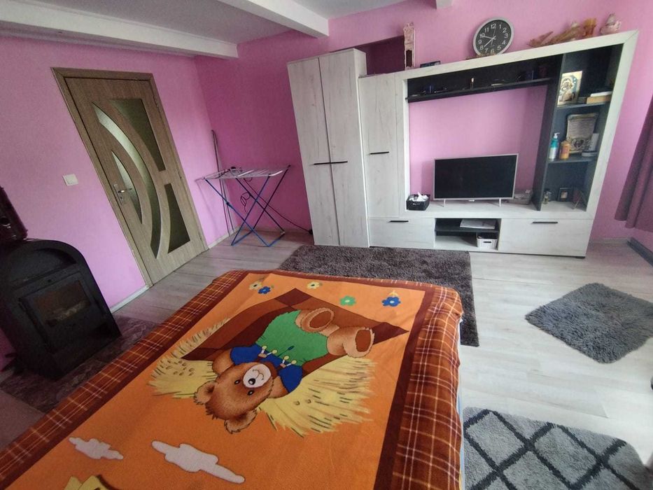 De vânzare DOUA CASE în aceeași curte ! preț negociabil !  Detalii la 0757 229 875