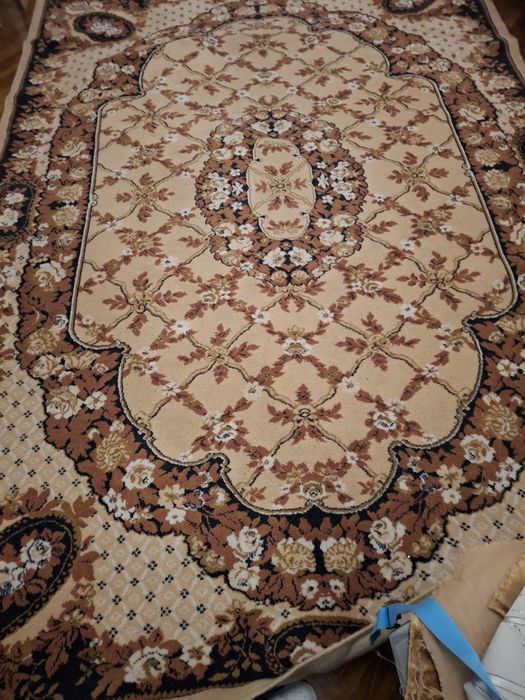 Covor nefolosit tesut manual din làna pura.