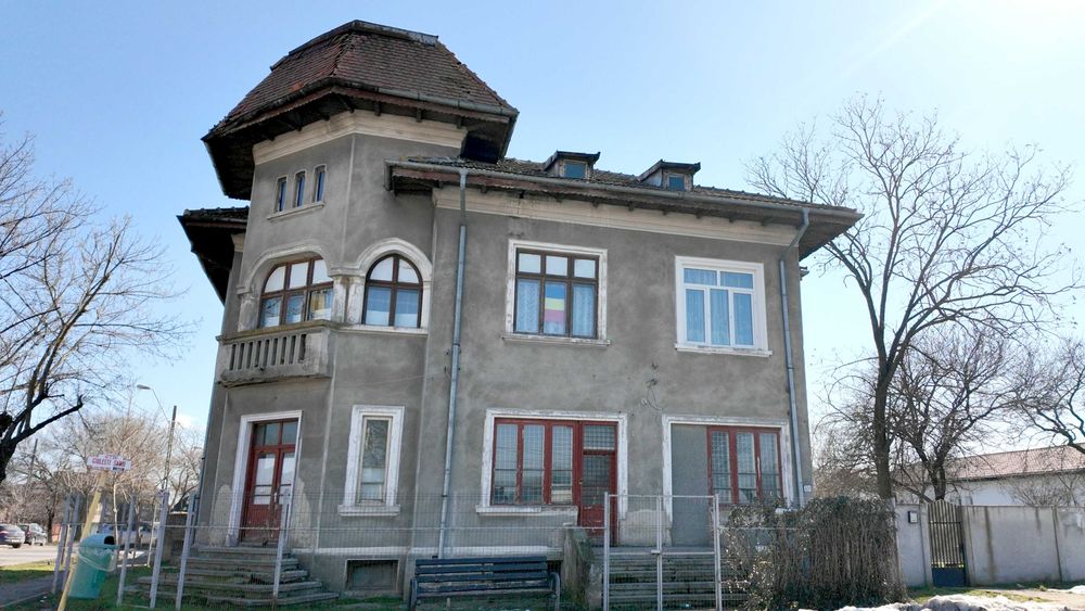 Vilă interbelica cu suflet, curte mare și vedere spre dealuri