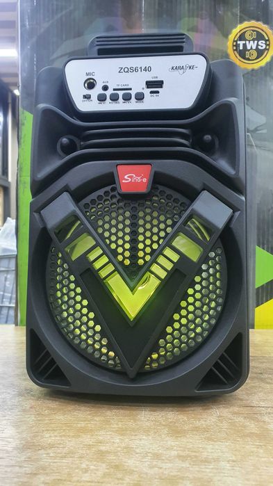 Suyuqlik oqayotgan qizlar aks etgan porno