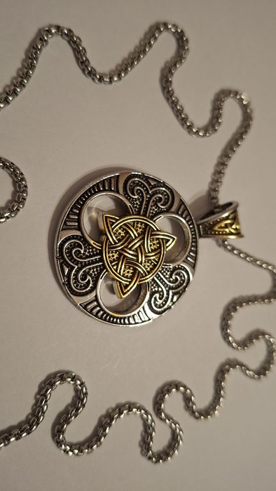 Pandantiv nod celtic.