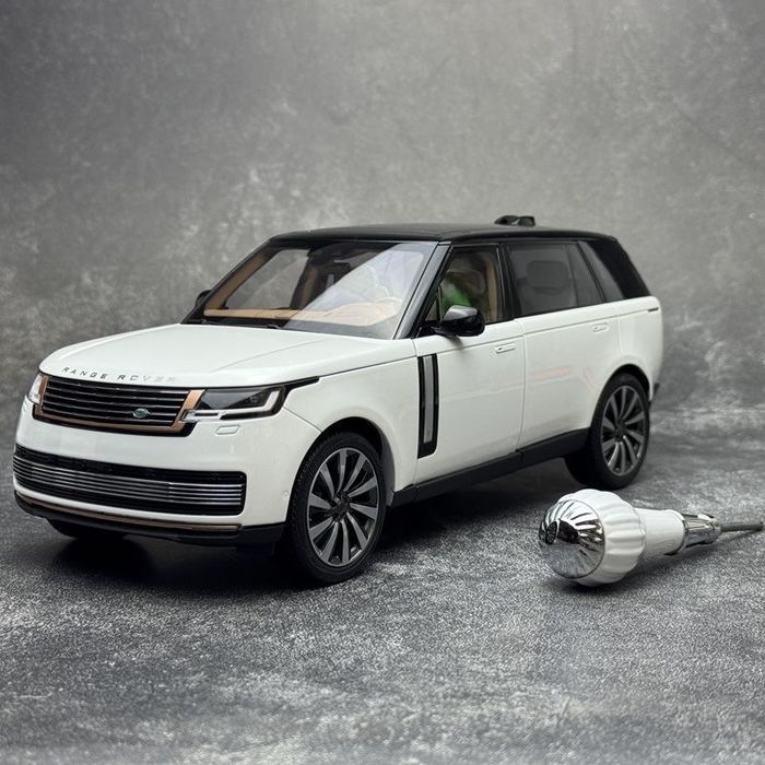 Range  Rover  autobiography 1:18 modeli kichratilgan varianti.