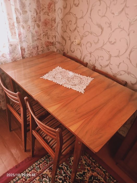 Кровать, стол со стульями, тумба