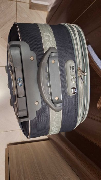 Продавам тъмно син куфар