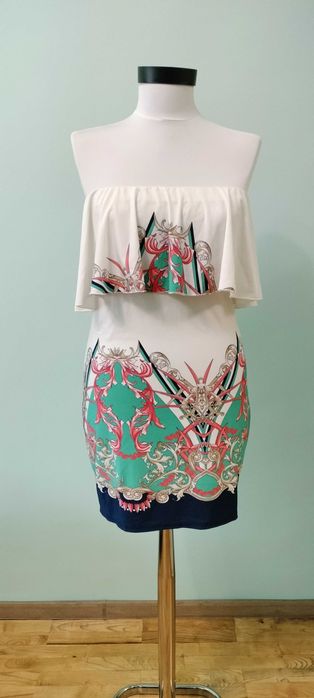 Бяла нежна рокля с цветни мотиви и ефектно деколте без презрамки