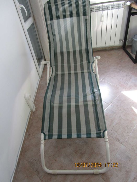 сгъваеми шезлонги 2 броя - бяло и зелено, всеки по 50 лв.