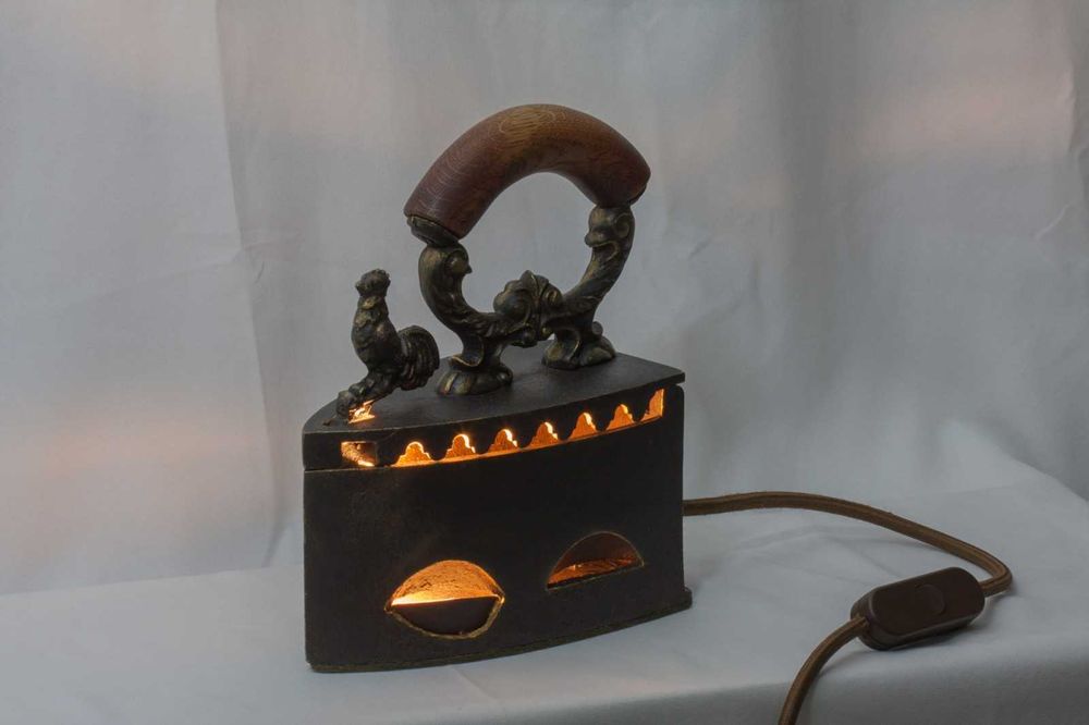 Старинна ютия - лампа