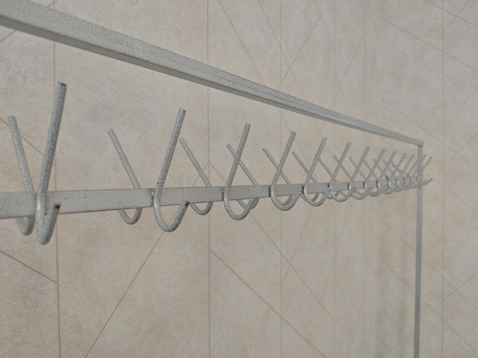 Гардеробная вешалка