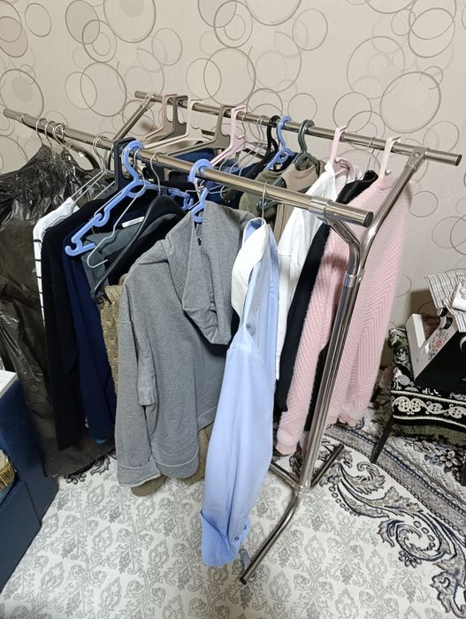 Стойка вешалка на колесах