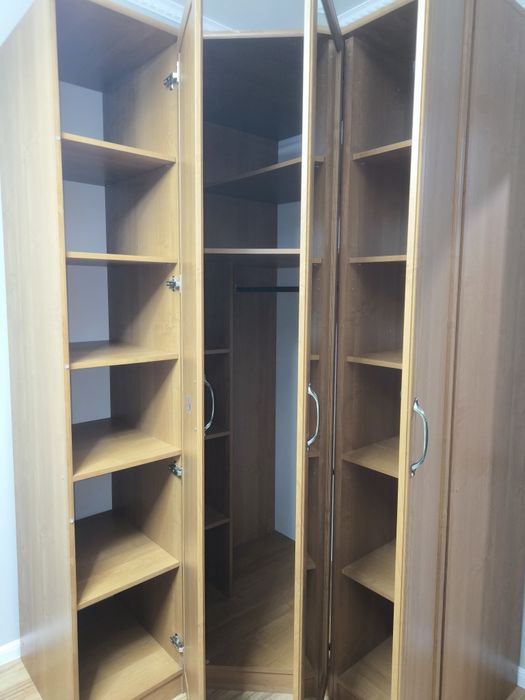 Вместительный угловой шкаф