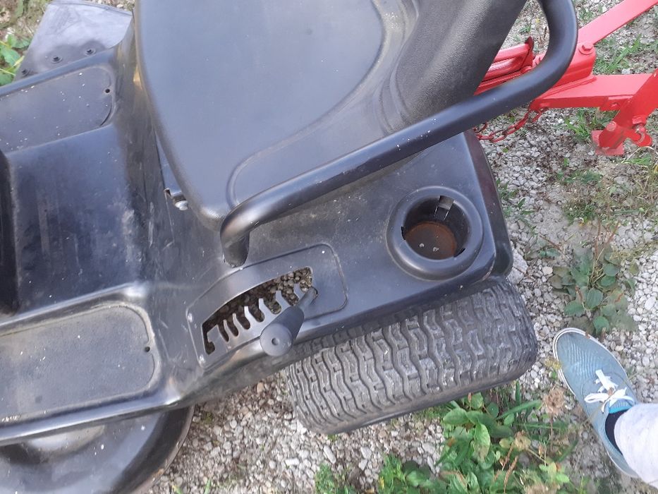 Tractoras de tuns iarba + remorca