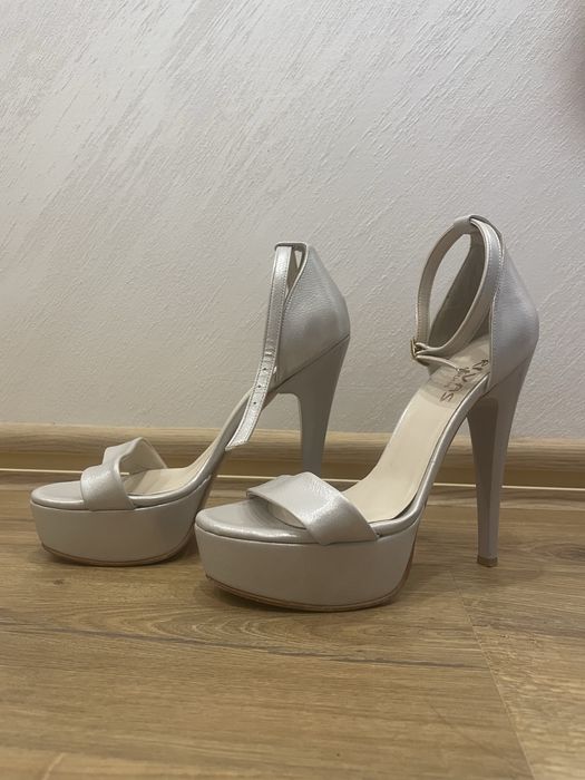 Сандали на висок ток в цвят шампанско