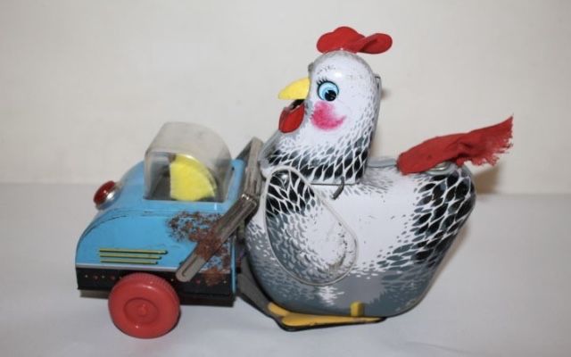 Gaina cu puii jucarie veche