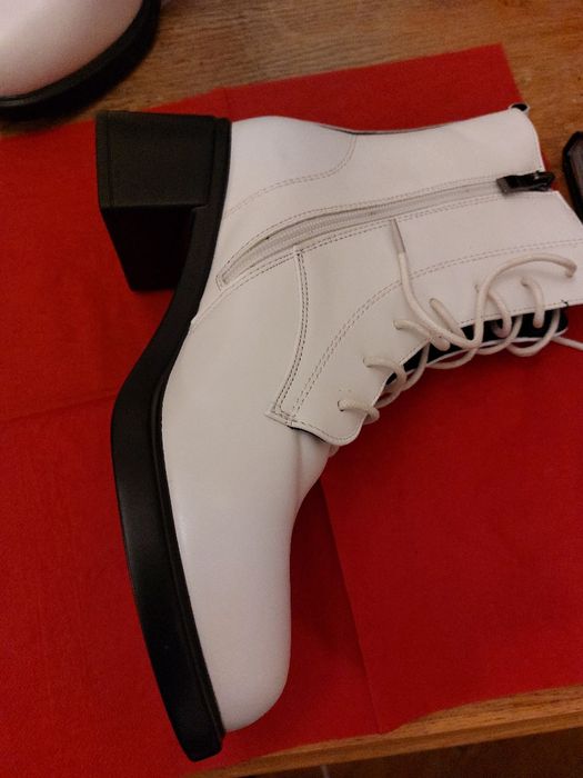 Ghete noi,imblanite, model deosebit, cutia originala