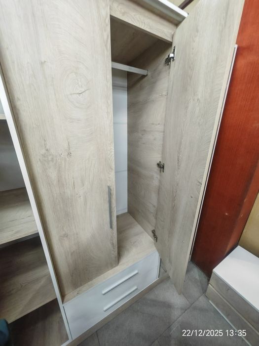 Чисто нов неизползван гардероб