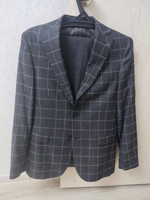 Продам костюм тройка размер 48