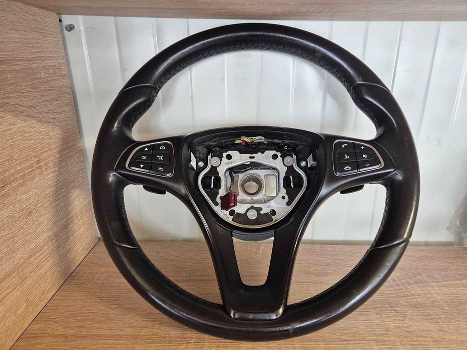 Продавам кожен волан с пера MERCEDES W205 W213 CLA 2015-2019