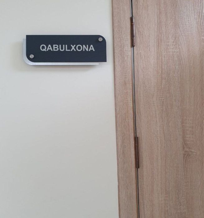 Reklama poligrafiya tablichka ukazatel