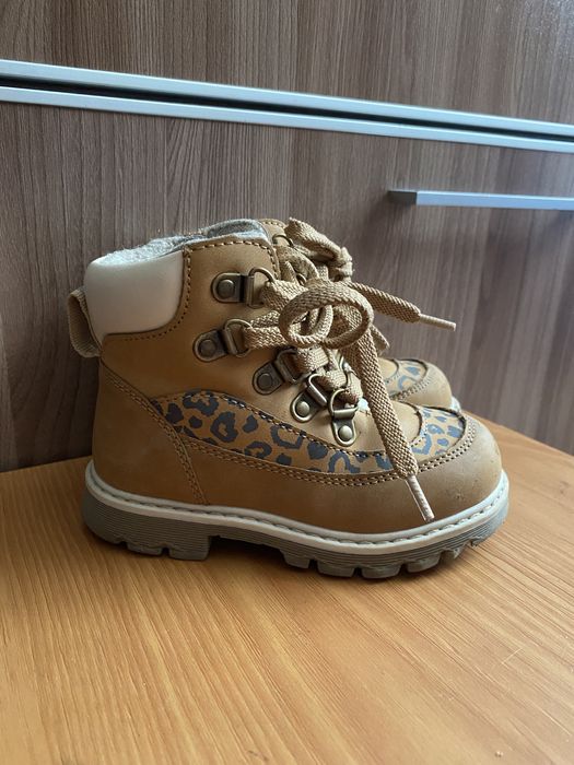 Продам детские ботинки