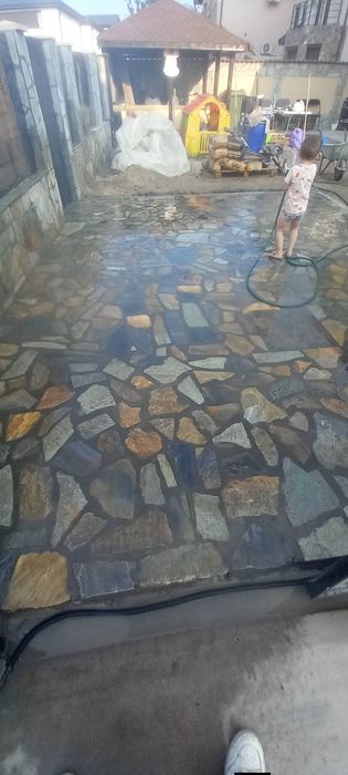 Vindem si montam piatra naturala