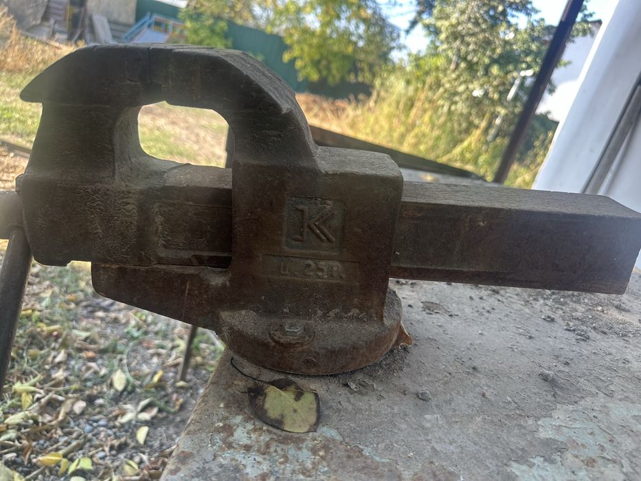 Тиски со столом бу